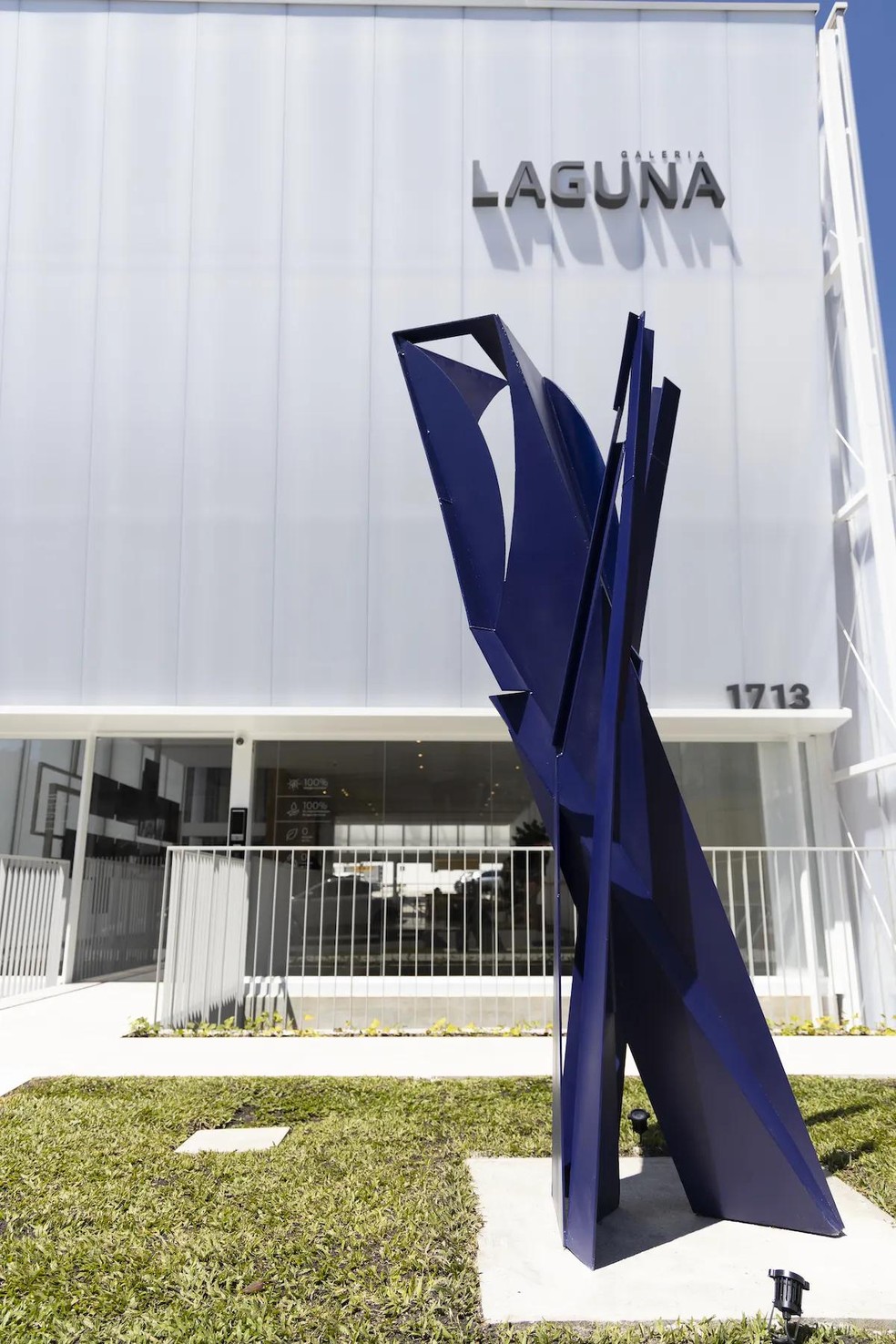 Em frente ao edifício, na calçada, há uma obra do renomado escultor Emanoel Araújo, com mais de 3 m de altura (Foto: Eduardo Bragança / Divulgação) — Foto: Casa e Jardim