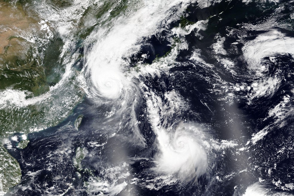 Imagem de satélite divulgada pela Nasa mostra o tufão Maysak sobre a Coreia do Sul na quarta-feira (2) — Foto: Nasa via AP