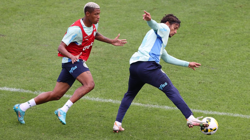 Danilo e Gustavo Scarpa durante treino do Palmeiras na Academia de Futebol — Foto: Cesar Greco