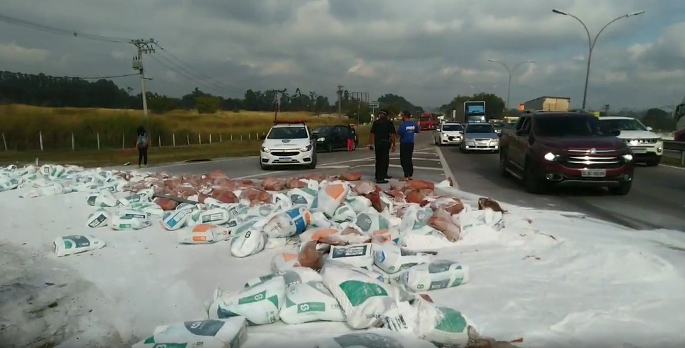 acidente entre dois caminhoes derruba carga de cal na pista e causa lentidao na dutra em jacarei vale do paraiba e regiao g1