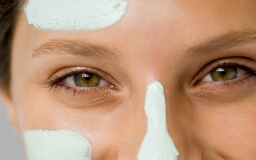 Pele lisa já! Conheça 4 técnicas inusitadas para combater a acne