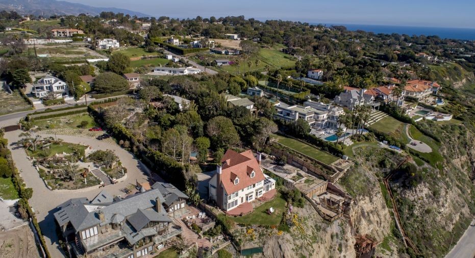 A mansão em Malibu que o ator Anthony Hopkins colocou à vendo por 50 milhões de reais (Foto: Open House Foto)