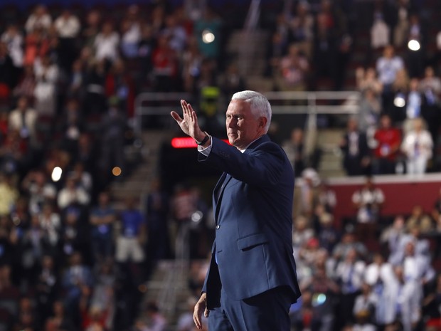 Republican vice presidential nominee Indiana Governor Mike Pence waves to the crowd after speaking during the third night of the Republican National Convention in Cleveland, Ohio, U.S. July 20, 2016. (Foto: Aaron P. Bernstein/Reuters)