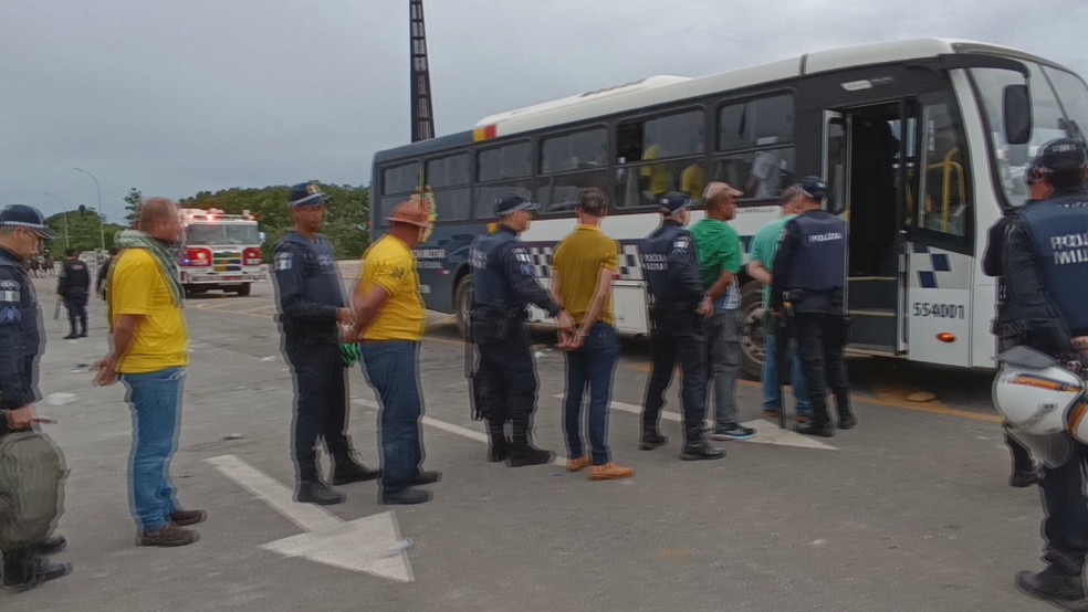 Bolsonaristas presos após ataque terrorista ao Congresso Nacional, em Brasília — Foto: TV Globo/Reprodução