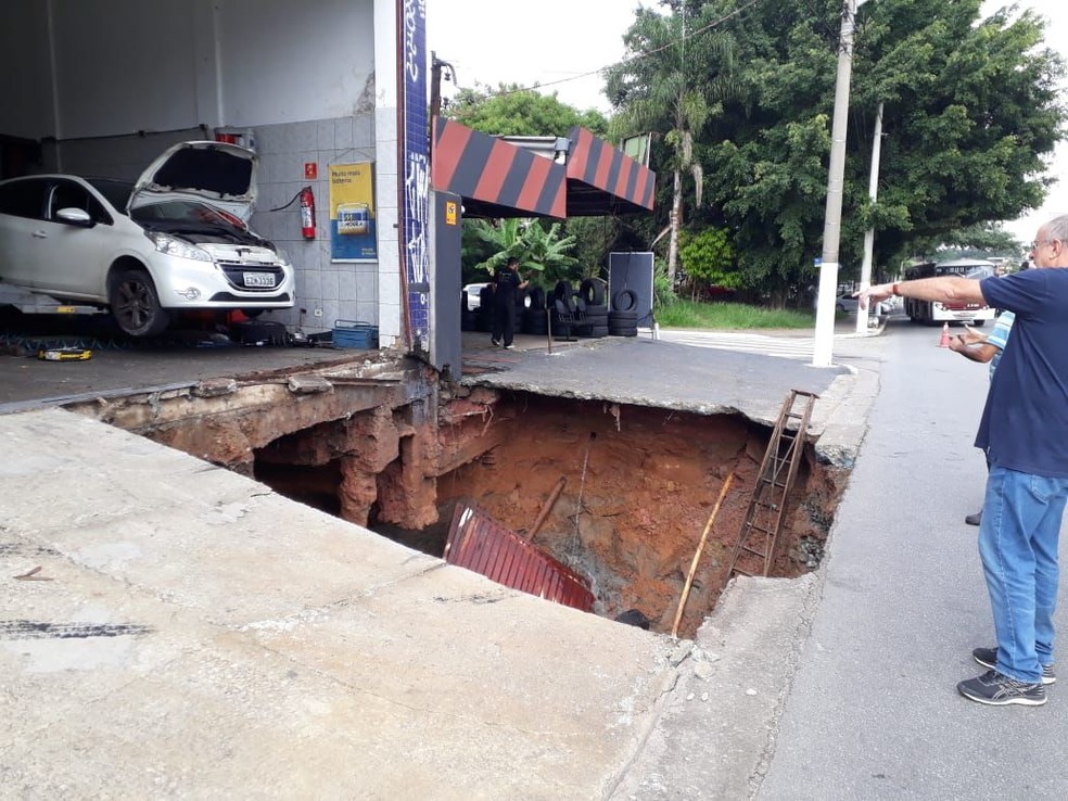 Cratera se abriu na Zona Oeste de SP nesta segunda (21) — Foto: Reprodução/Arquivo Pessoal 