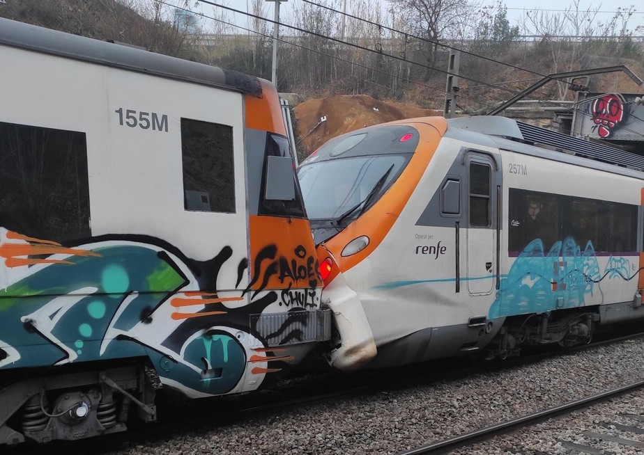 Imagem mostra o estado dos dois trens, após o acidente esta manhã na cidade de Montcada, que pertence à Catalunha