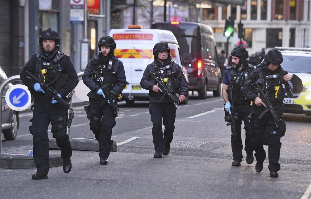 Policiais patrulham rua em Londres após atentado na London Bridge nesta sexta-feira (29) — Foto: Kirsty O'Connor/PA via AP