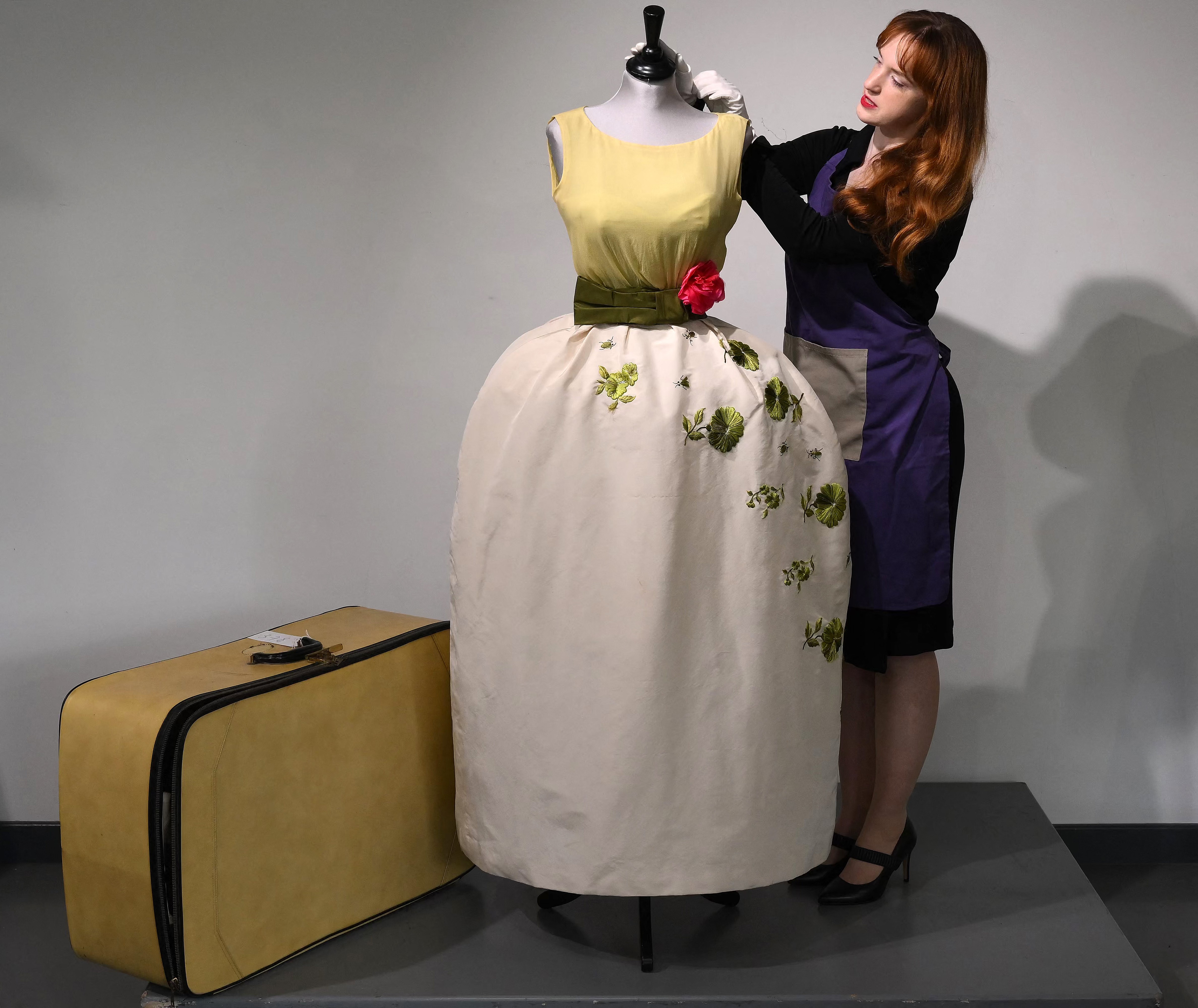 Vestido 'da sorte' de Elizabeth Taylor é achado em mala em Londres e vai a leilão