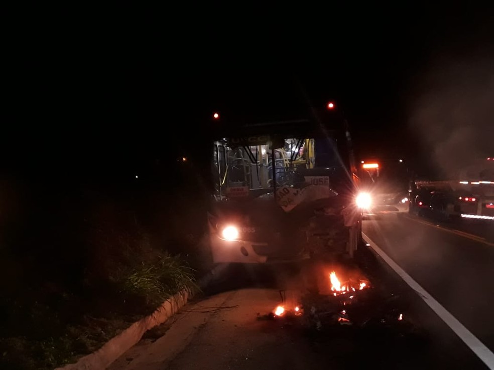De acordo com a Polícia Rodoviária Federal (PRF), com o impacto da colisão, a moto explodiu e o motociclista morreu na hora — Foto: Artur Lira/G1