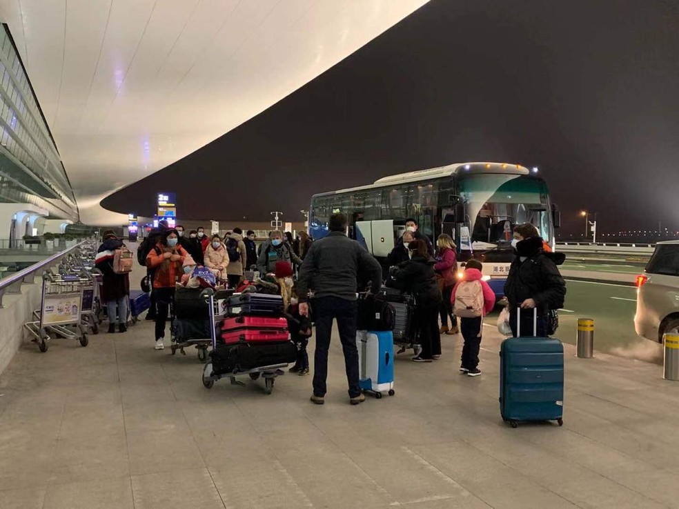 Fila de brasileiros no embarque do aeroporto de Wuhan, na China — Foto: Arquivo pessoal