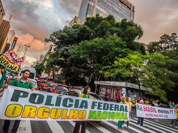Manifestantes contra Lula fazem protesto em frente ao Masp na Avenida Paulista (Foto: Daniel Teixeira/Estadão Conteúdo)