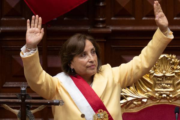Dina Boluarte é empossada como nova presidente horas após o impeachment de Pedro Castillo, em Lima, Peru