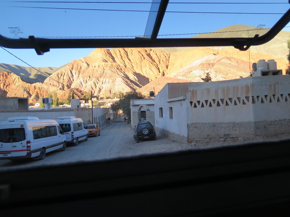 Vista da cidade de Purmamarca, na Argentina, da janela do motorhome — Foto: Acervo pessoal