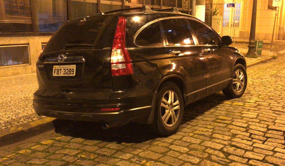 Veículo utilizado pelos quatro suspeitos foi localizado no acesso ao Porto de Santos, SP (Foto: Divulgação/PMR)
