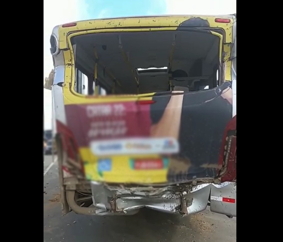 Acidente na BR-116 Norte envolveu dois ônibus e deixou feridos na região de Feira de Santana, na Bahia — Foto: Reprodução/Redes Sociais