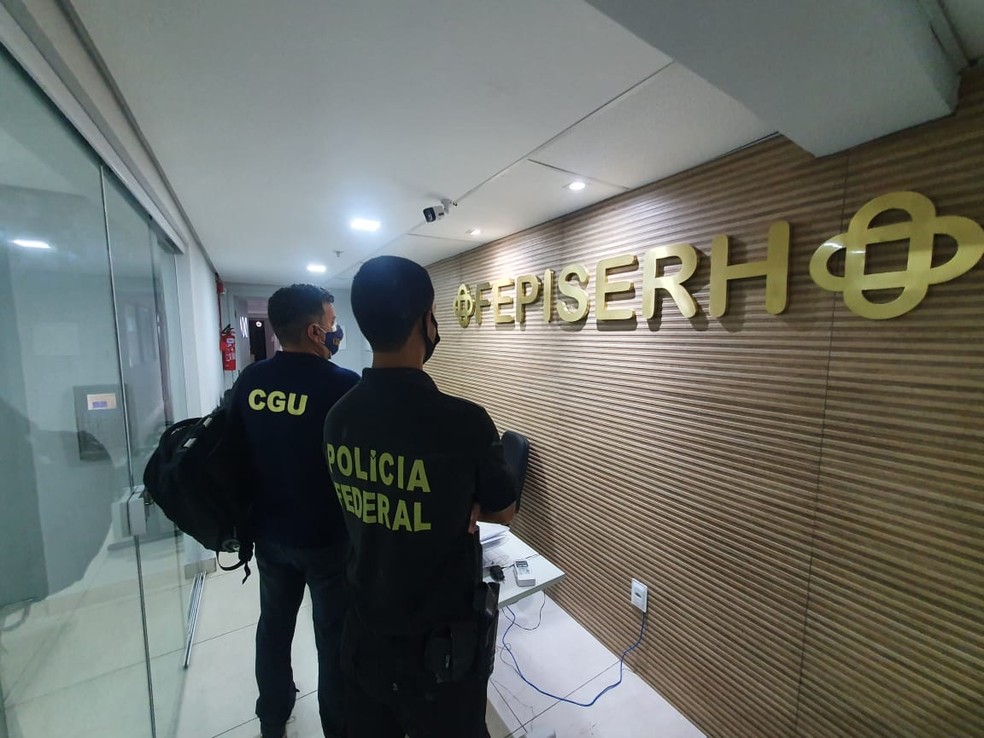 Mandados estão sendo cumpridos na sede da Fepiserh — Foto: Divulgação /PF