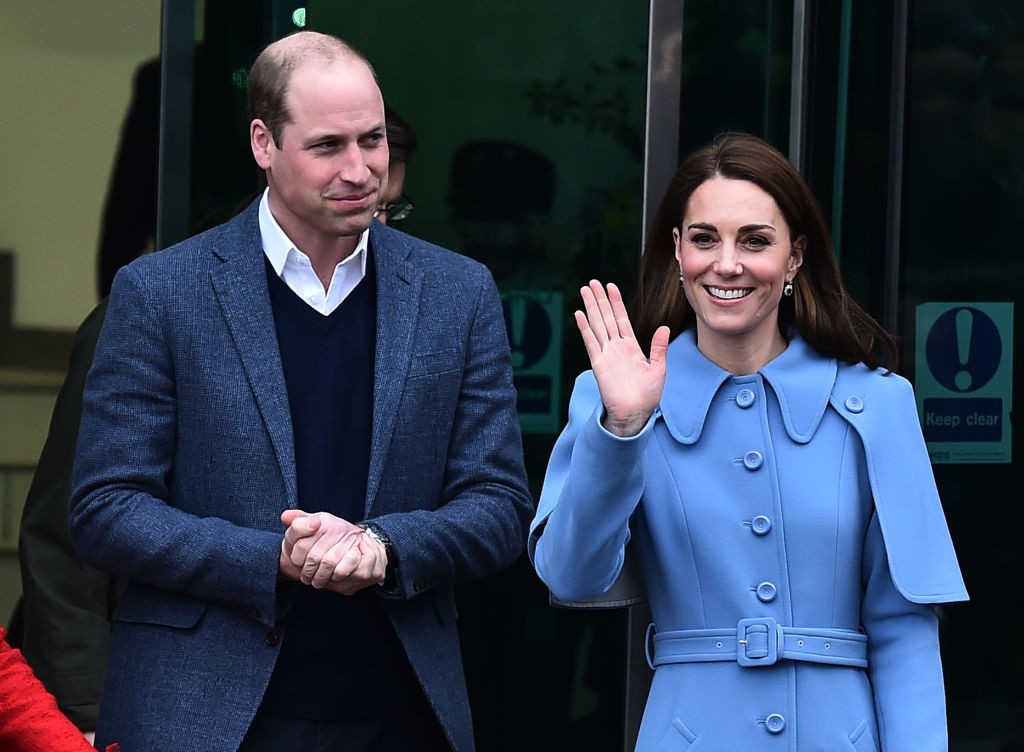 BALLYMENA, NORTHERN IRELAND - FEBRUARY 28: Prince William, Duke of Cambridge and Catherine, Duchess of Cambridge engage in a walkabout in Ballymena town centre on February 28, 2019 in Ballymena, Northern Ireland. Prince William last visited Belfast in Oct (Foto: Getty Images)