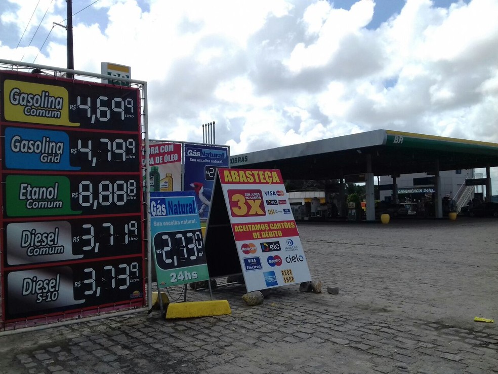 Posto de Maceió sem o desconto de R$ 0,46: gerente diz que o combustível chegou da distribuidora sem a redução. (Foto: Andréa Resende/G1)