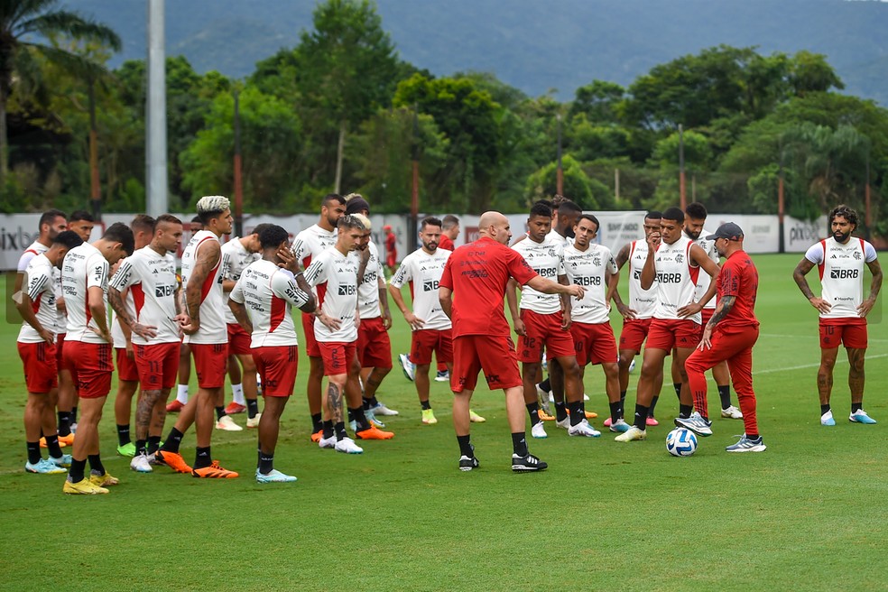 David Luiz com jogadores e comiss&atilde;o t&eacute;cnica no Ninho do Urubu &mdash; Foto: Marcelo Cortes/Flamengo