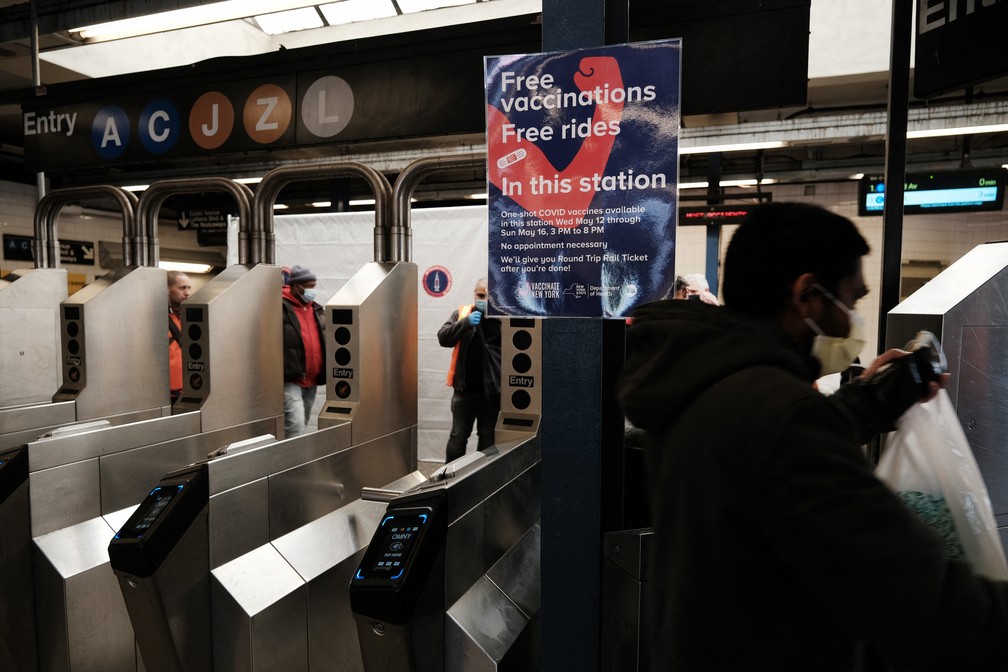 Cartaz oferece vacina em estação de metrô de Nova York; brasileiros estão viajando aos EUA para garantir imunização — Foto: AFP