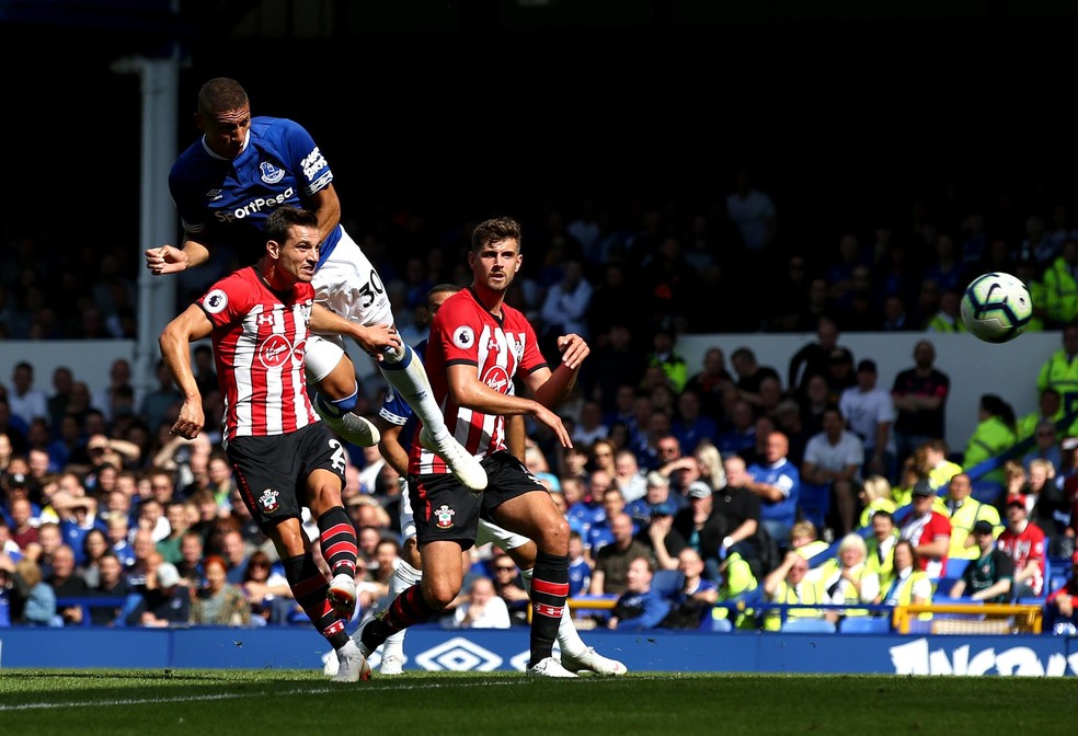 Richarlison marca de cabeça para o Everton diante do Southampton (Foto: Site oficial da Premier League)
