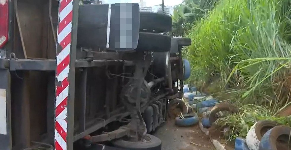 Motorista perde controle de caminhão e tomba em ladeira de Salvador — Foto: Reprodução/TV Bahia