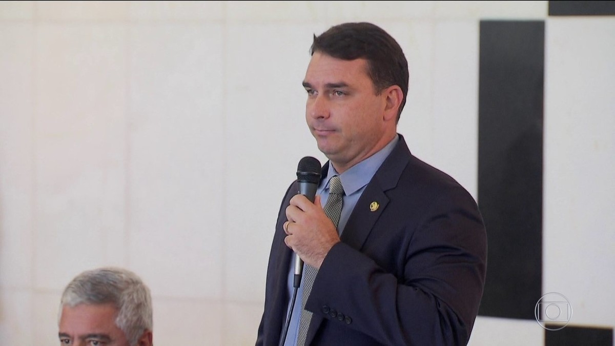 Queiroz, assessor de Flávio Bolsonaro, demitiu funcionária para evitar vínculo com milícia, diz MP