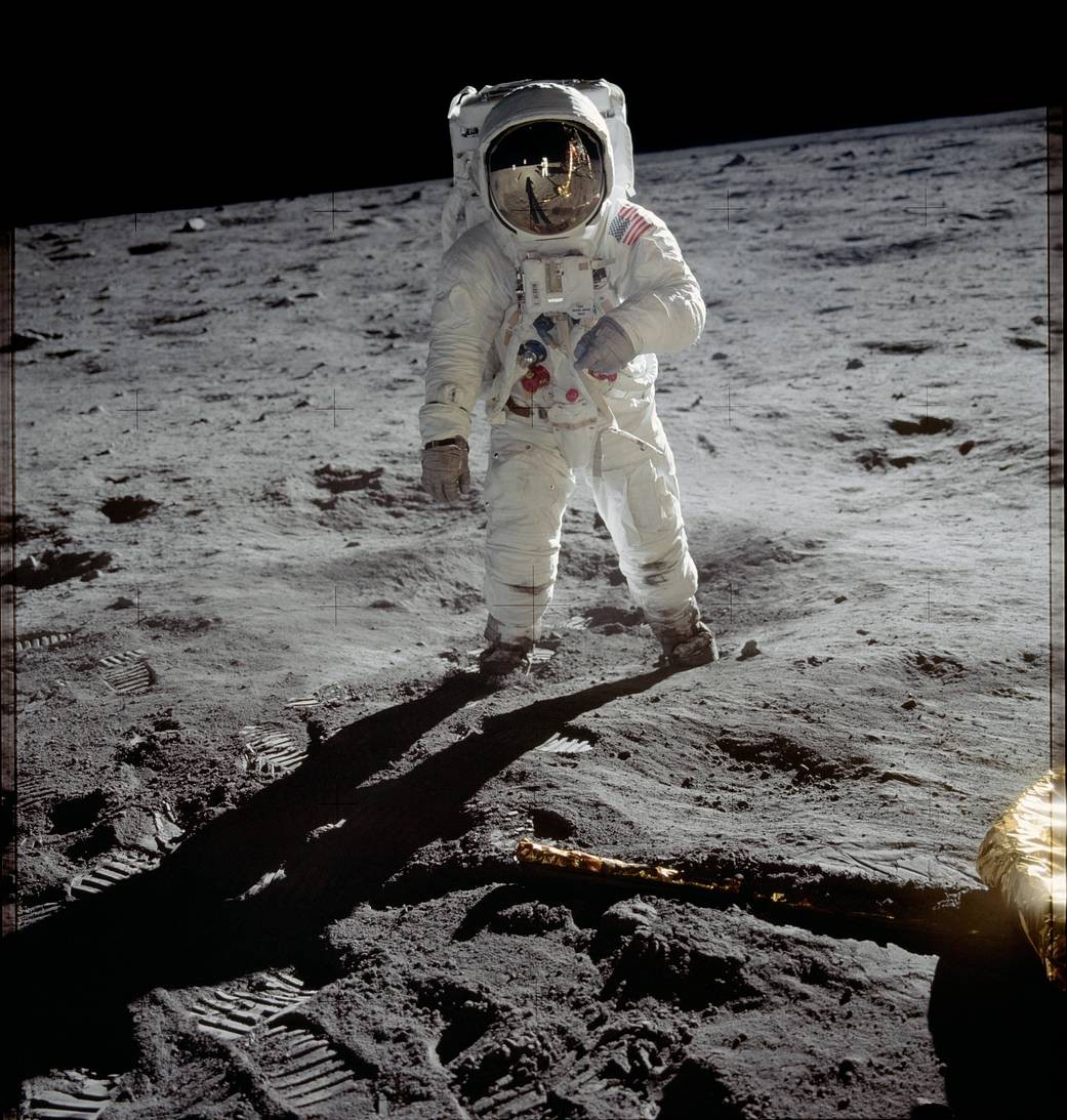Buzz Aldrin caminha na superfície lunar; no reflexo de seu capacete é possível ver Neil Armstrong, primeiro homem a pisar na Lua (Foto: NASA)