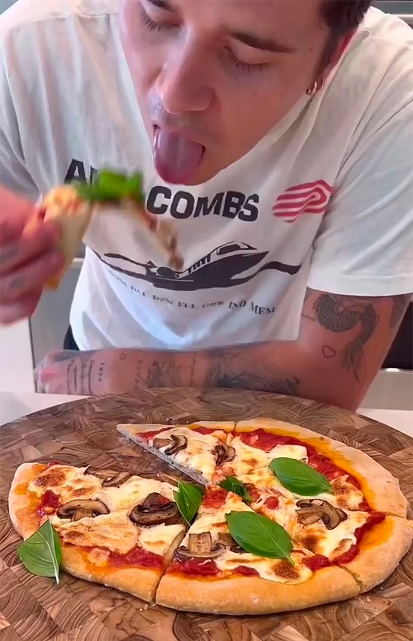 Brooklyn Beckham é trolado por comer pizza com massa crua (Foto: reprodução instagram)
