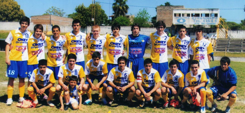 Miguel Merentiel (camisa 9) com o elenco do Bella Vista — Foto: Arquivo Pessoal