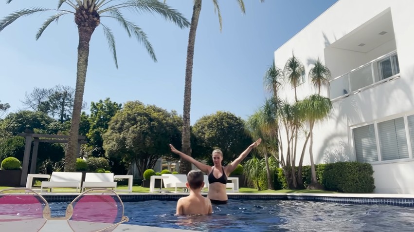 Ana Hickmann curte folga na própria mansão e tamanho da piscina impressiona (Foto: Reprodução/YouTube)