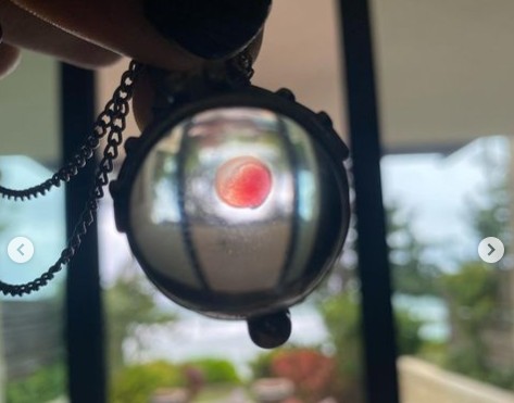 Machine Gun Kelly com seu colar com gota de sangue da noiva (Foto: Reprodução/Instagram)