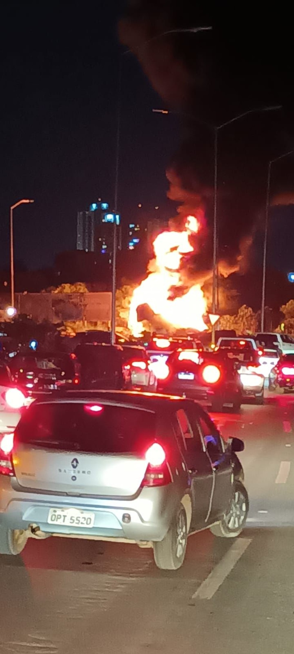 Ônibus pega fogo após tombar em Cuiabá — Foto: Cedida