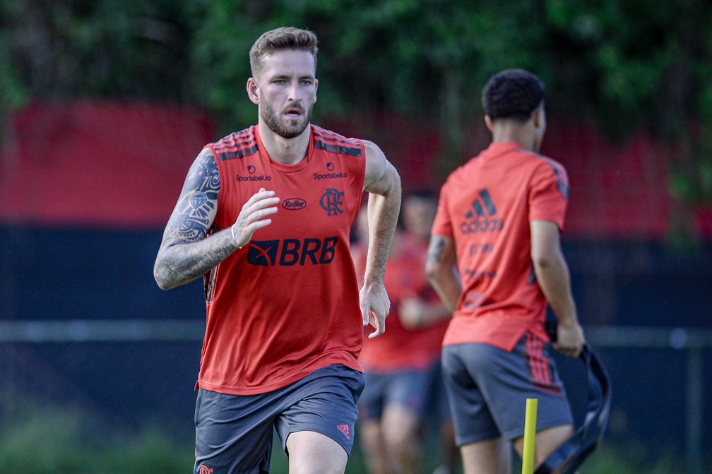 Leo Pereira em treino do Flamengo &mdash; Foto: Marcelo Cortes / Flamengo