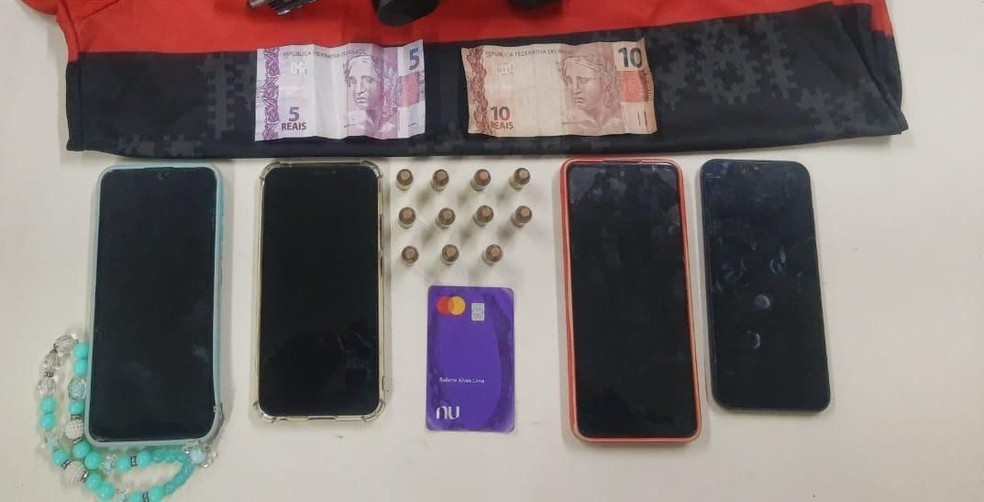 Três jovens são presos ao tentar roubar carro de PM na região de Salvador; soldado foi baleado no peito e na perna — Foto: Divulgação/Polícia Militar