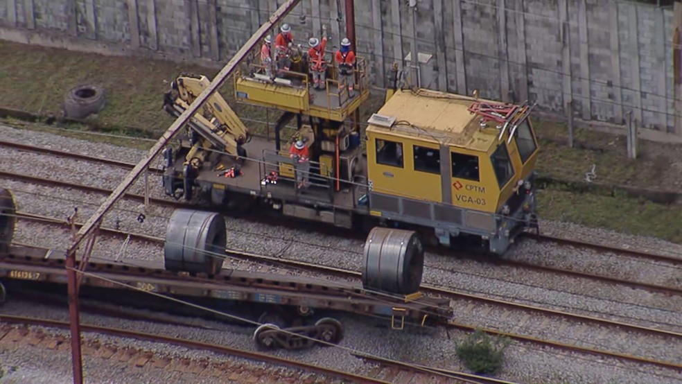Equipe técnica trabalha para retirar carga de trem que descarrilou  — Foto: Reprodução/TV Globo