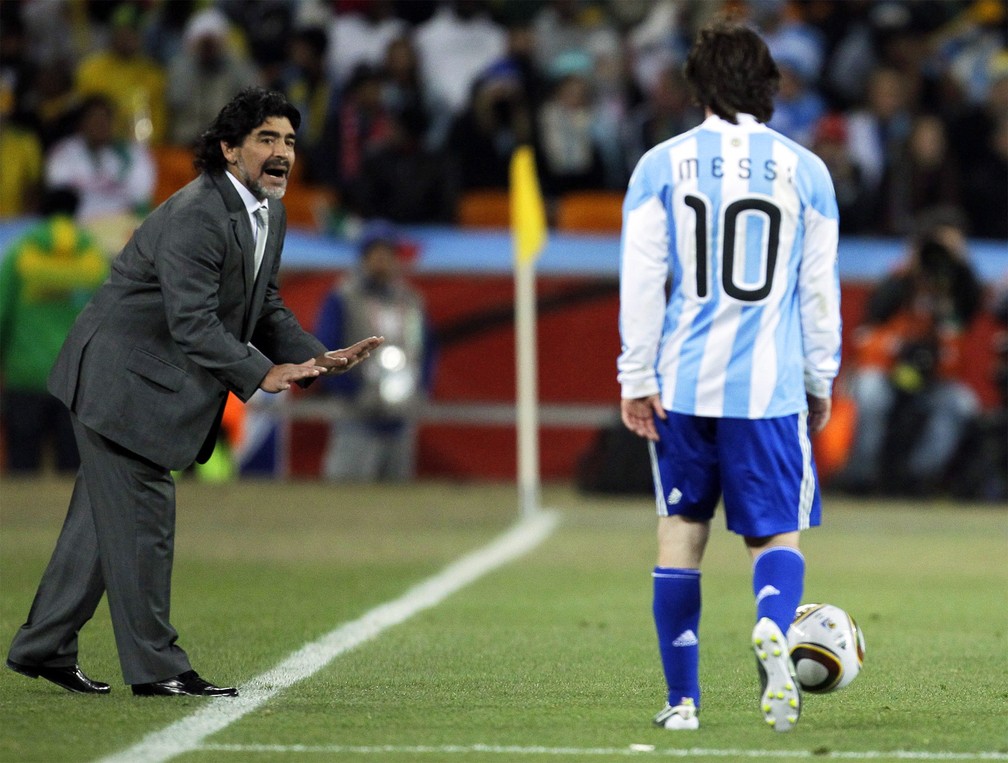 Maradona, técnico da seleção argentina, passa instruções para o atacante Lionel Messi durante partida contra o México na Copa do Mundo da África do Sul, em Joanesburgo, em junho de 2010 — Foto: Matt Dunham/AP/Arquivo