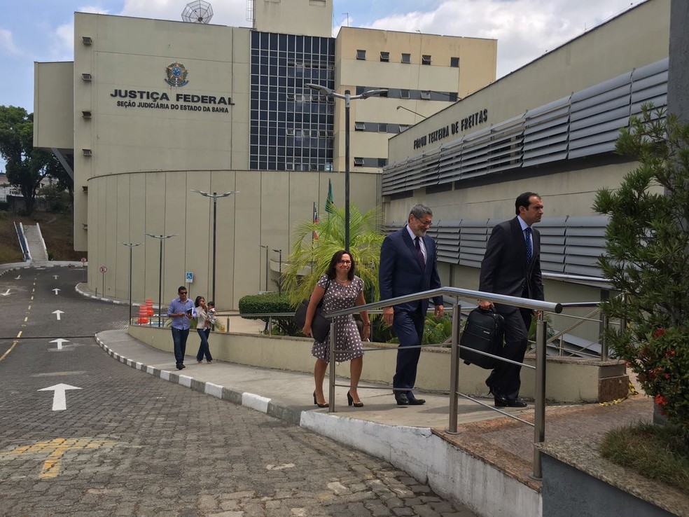 Gabrielli deixou a sede da Justiça Federal por volta das 10h30 (Foto: Juliana Almirante/G1 Bahia)