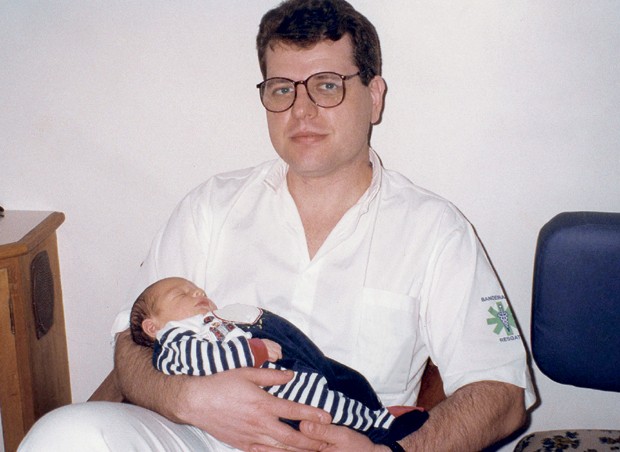 André Luis Ribeiro Bernal é obstetra e, em seus 25 anos de carreira, chegou a fazer quatro partos por dia, mas nenhum tão marcante quanto o de 5 de julho de 1991, quando trouxe ao mundo seu filho Andréndré (Foto: Arquivo pessoal)