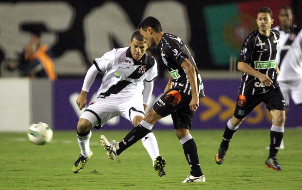 Nilton na partida do Vasco contra o Figueirense (Foto: Márcio Alves / Ag. O Globo)