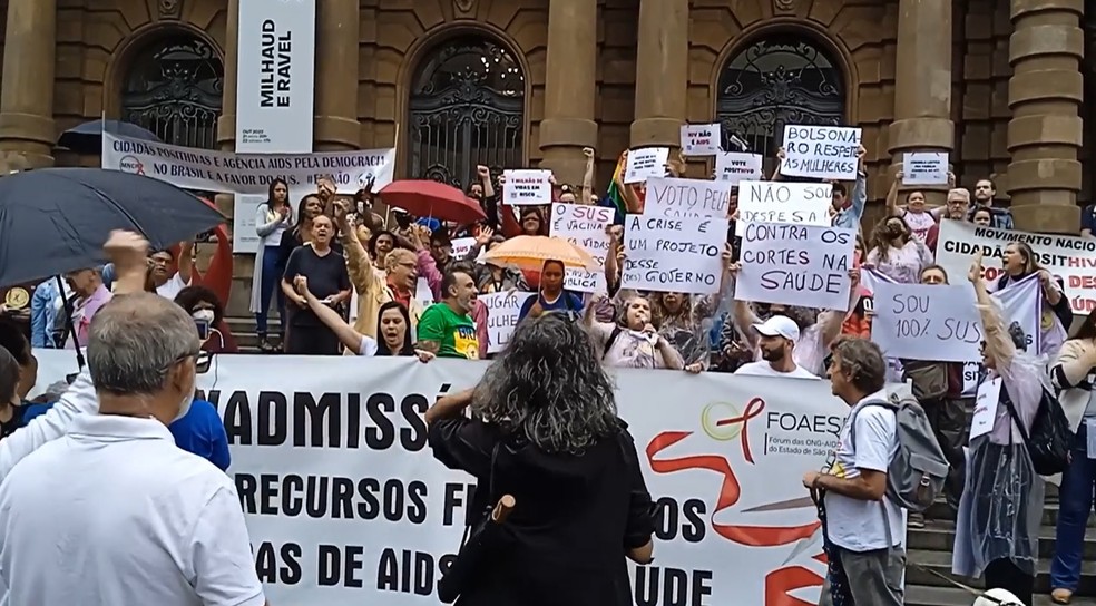 Manifestantes fazem ato em frente ao Theatro Municipal de São Paulo contra os cortes na saúde do governo federal.  — Foto: Reprodução/Facebook