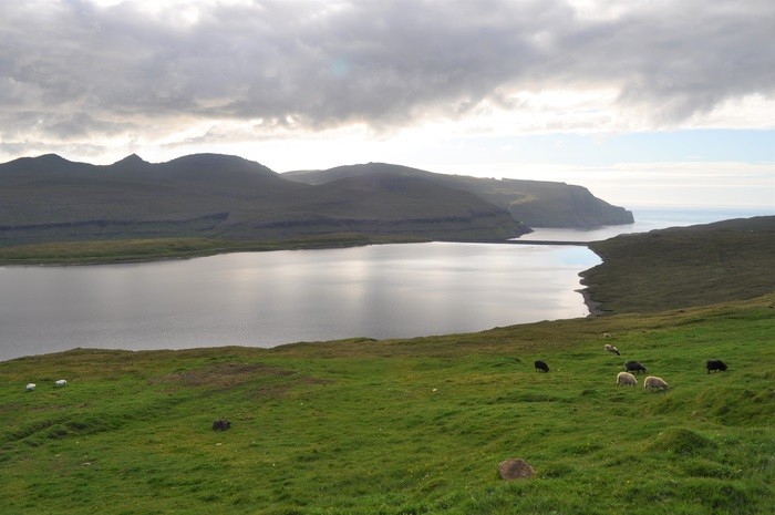 Leito deste lago na ilha de Eysturoy contém camada de sedimentos depositada por volta de 500 d.C., quando ovelhas (e seres humanos) chegaram ao arquipélago (Foto: Raymond Bradley/UMass Amherst  )