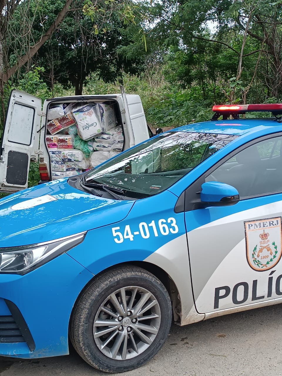 Assaltantes abandonam veículo e carga de transportadora em Campos, RJ