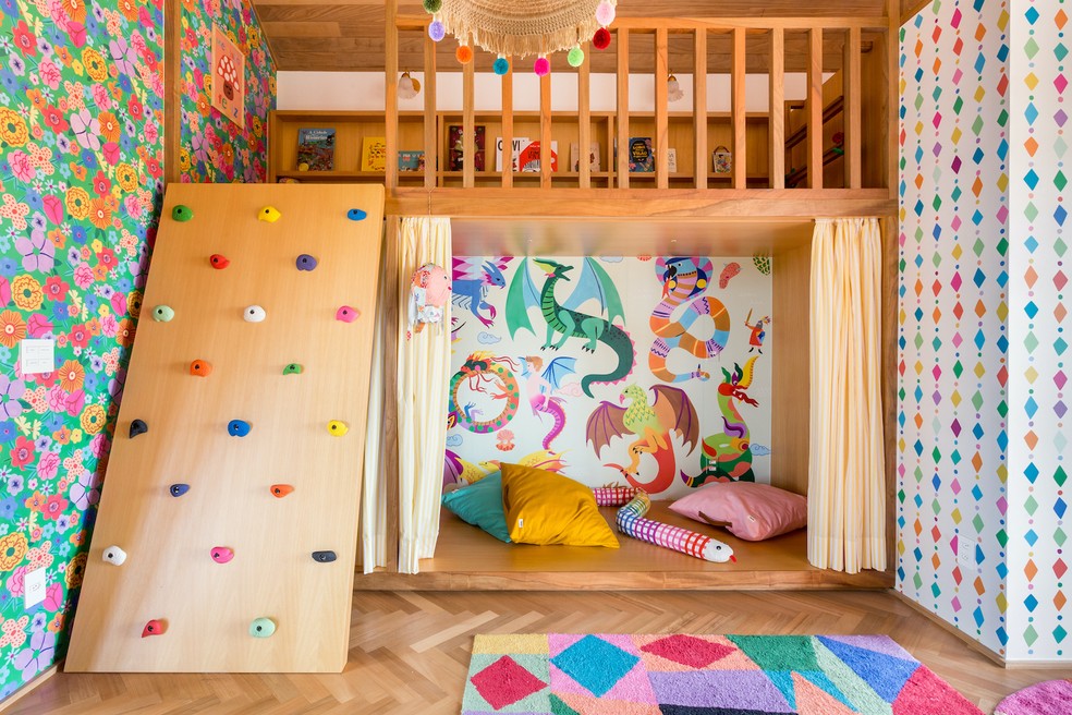 O canto de brincar tem parede de escalada, mini palco e mezanino com espa&ccedil;o de leitura &mdash; Foto: Mariana Lima / Divulga&ccedil;&atilde;o