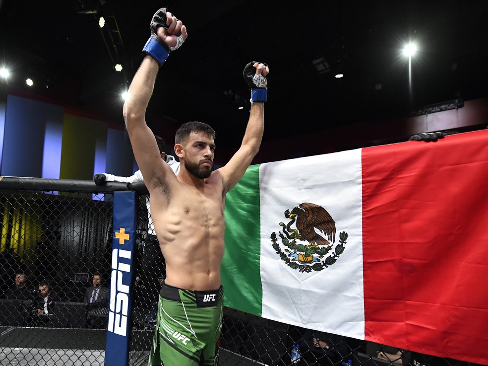 Yair Rodriguez exibe a bandeira do México em seu córner antes de sua última luta, contra Max Holloway — Foto: Chris Unger/Zuffa LLC