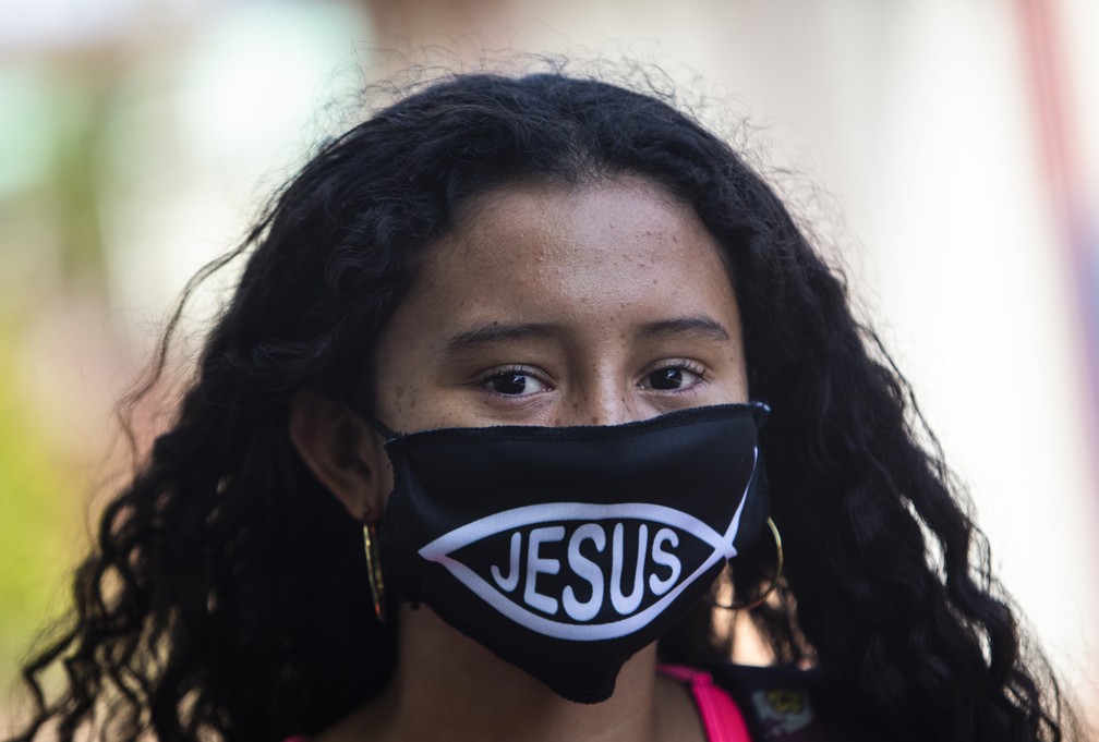 Mulher usa máscara de proteção como medida de precaução contra a propagação do novo coronavírus, COVID-19, em Manágua, na Nicarágua — Foto: Inti Ocon/AFP