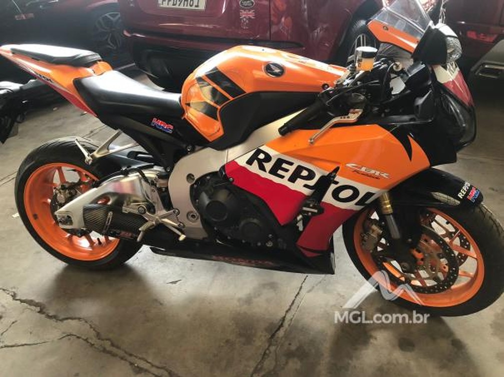 Entre os itens leiloados, constam duas motocicletas e uma delas é a CBR 1000 BR, avaliada em R$ 52 mil. — Foto: Sejusp / Reprodução