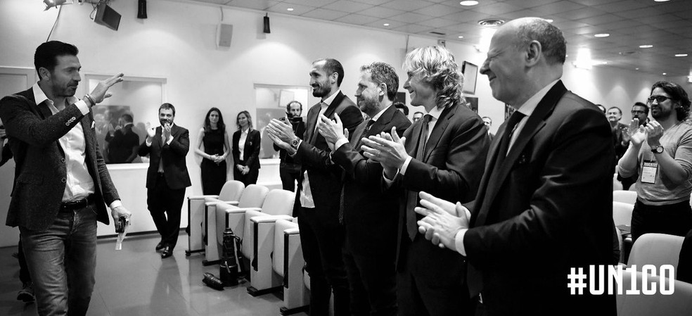 Buffon Ã© aplaudido por Chiellini, Nedved, dirigentes e jornalistas ao fim da entrevista coletiva na Juventus (Foto: ReproduÃ§Ã£o de Twitter)