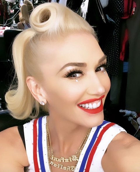 A cantora Gwen Stefani com o mesmo look usado por ela na canção Just a Girl, do No Doubt (Foto: Instagram)