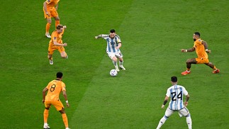 Messi sofre intensa marcação enquanto luta pela posse de bola  — Foto: PATRICIA DE MELO MOREIRA / AFP